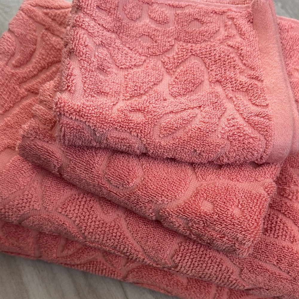 Cynthia Rowley Pink Bath Towels